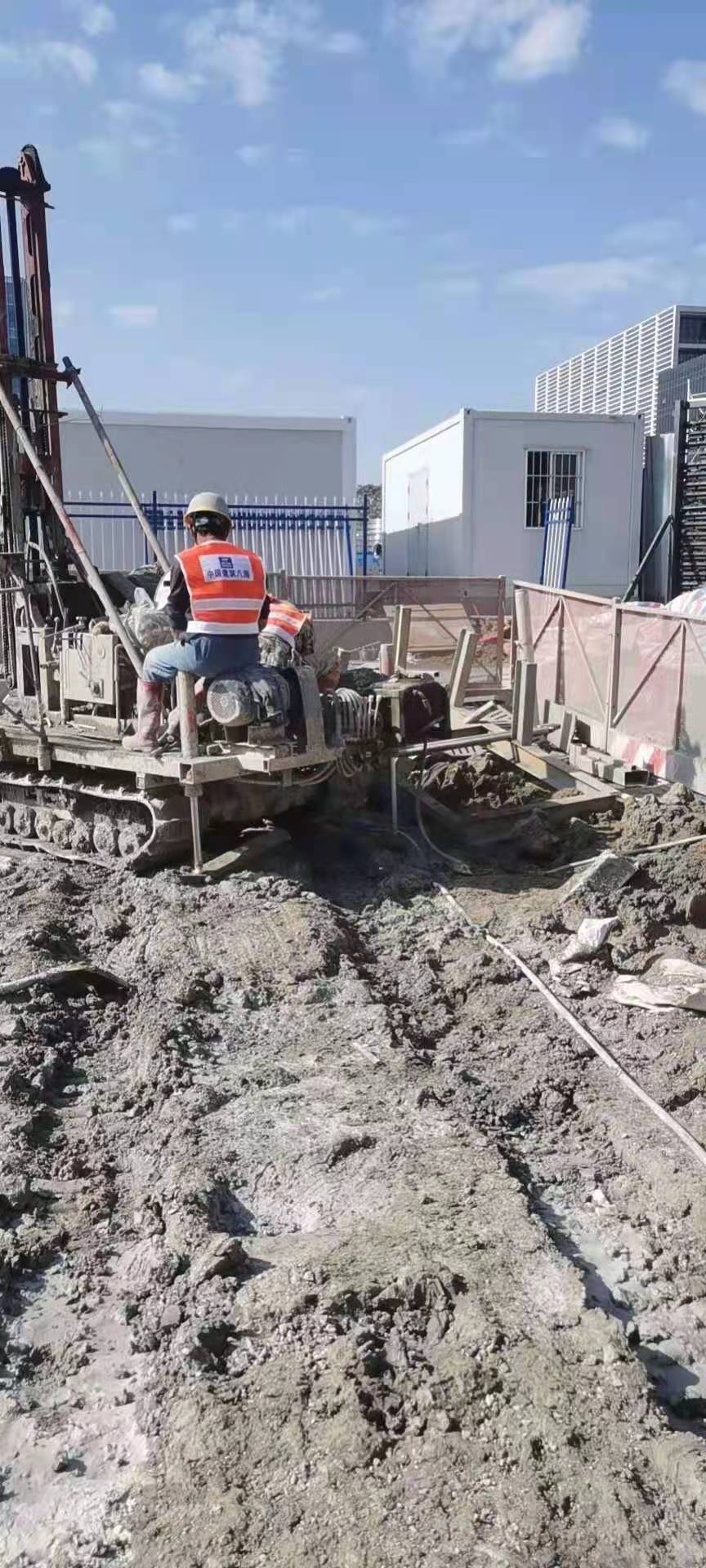 高压旋喷施工在下雨天或夜间施工需要做哪些安全措施？